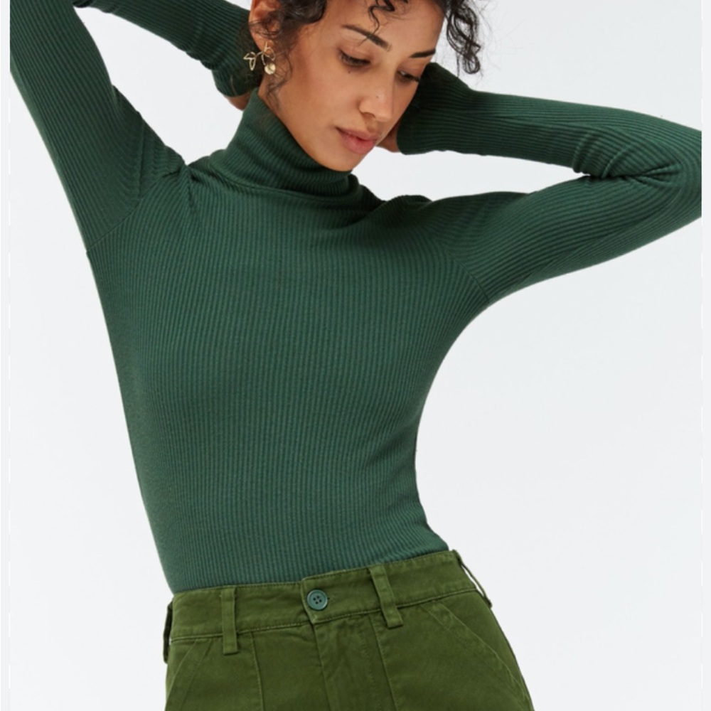 LACAUSA Olive Ribbed Turtleneck Sweater